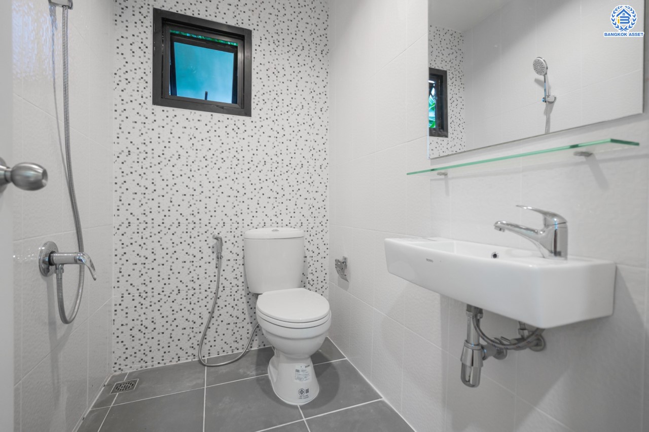 บ้านมือสองตกแต่งใหม่ ม.เศรณีลากูน วัดลาดปลาดุก ตอบโจทย์ทุกการใช้ชีวิต เนื้อที่ 50 ตร.ว. ฟังก์ชัน 3 ห้องนอน 3 ห้องน้ำ ทำเลเดินทางง่าย สะดวกสบายใกล้รถไฟฟ้าสายสีม่วง "สถานีคลองบางไผ่", ทางด่วน "กาญจนาภิเษก" และห้างสรรพสินค้าเซ็นทรัลเวสต์เกต